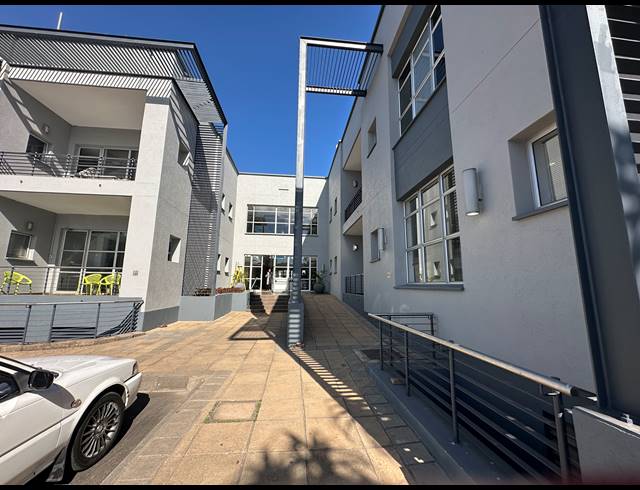 120M² CO-WORKING SPACE TO LET IN DIE HOEWES